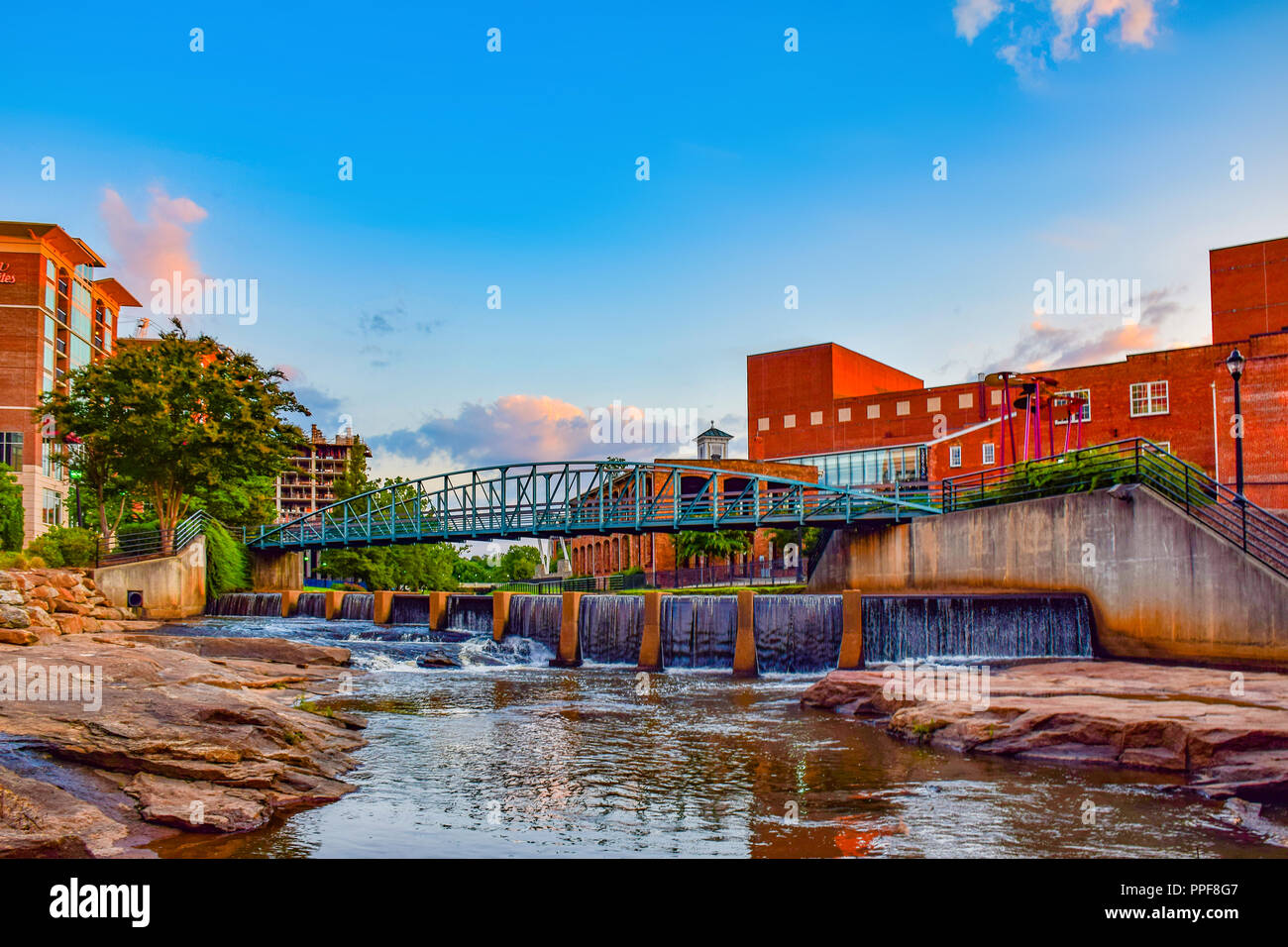 Sonnenaufgang über RiverPlace in Greenville, South Carolina, USA Stockfoto