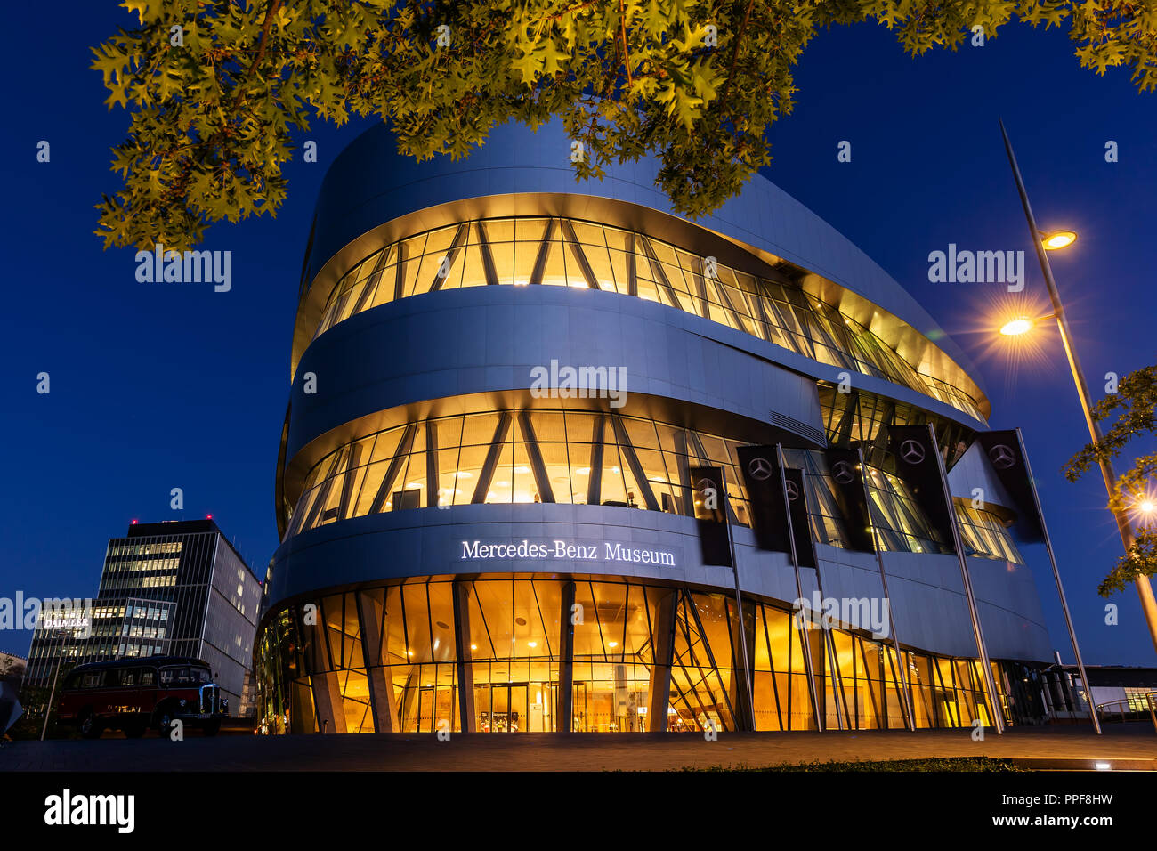 Stuttgart, Deutschland - 07 September, 2018: Mercedes Benz Museum bei Nacht. Es ist ein Museum, das die Geschichte der Mercedes-Ben. Die excepti Stockfoto