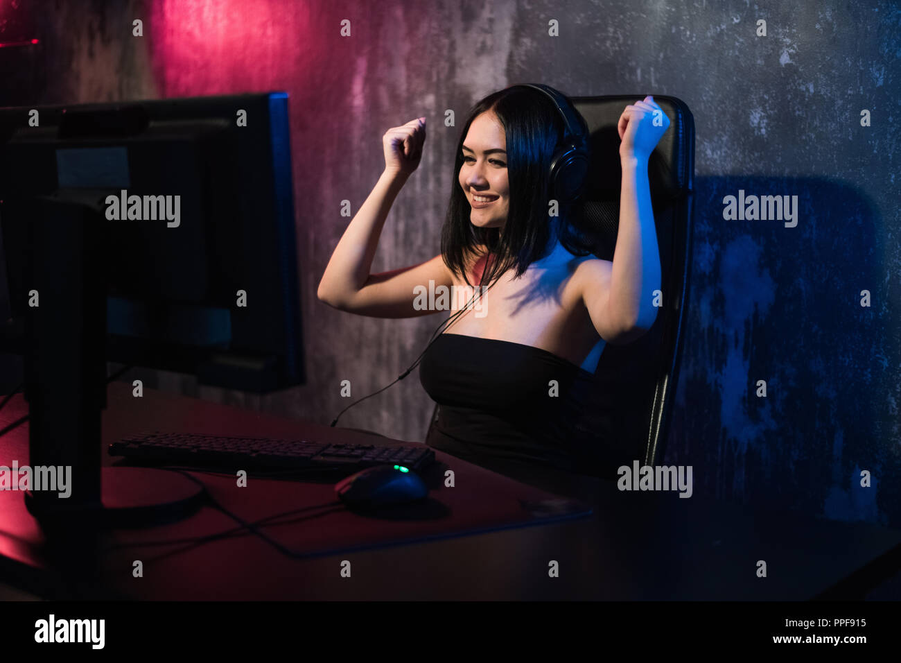 Portrait einer jungen glückliches Mädchen, nachdem er ein Video Spiel freut, - Feiern gewinnen in Gaming emotion Konzept. Stockfoto