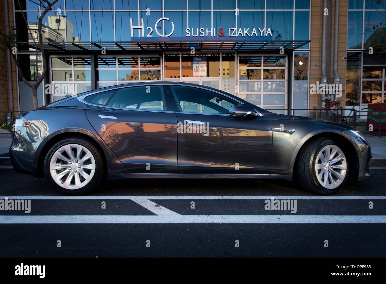 Tesla Model S in San Diego LGBT - Nachbarschaft Hillcrest, im Juli 2018. | Verwendung weltweit Stockfoto