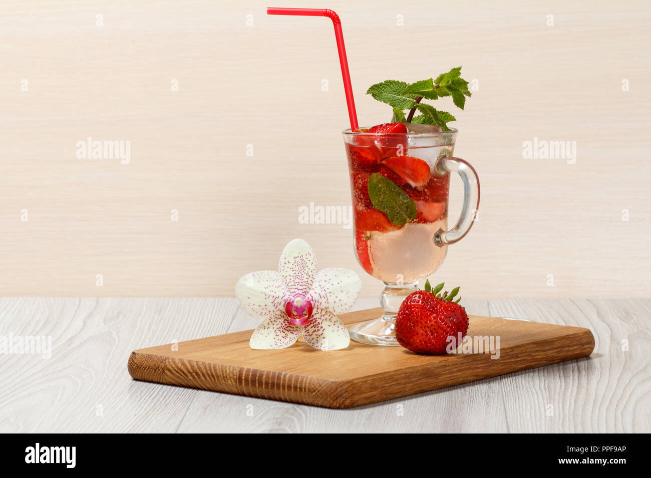 Kohlensäurehaltige Limonade mit Erdbeere und Minze auf einer hölzernen Schneidebrett, kalte Getränke für heiße Sommer Tag Stockfoto