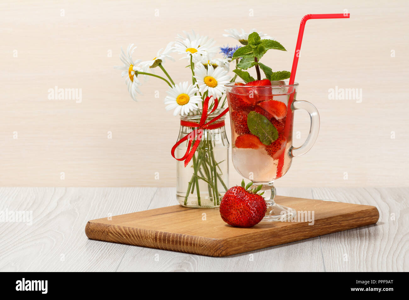 Kohlensäurehaltige Limonade mit Erdbeere und Minze auf einer hölzernen Schneidebrett, kalte Getränke für heiße Sommer Tag Stockfoto