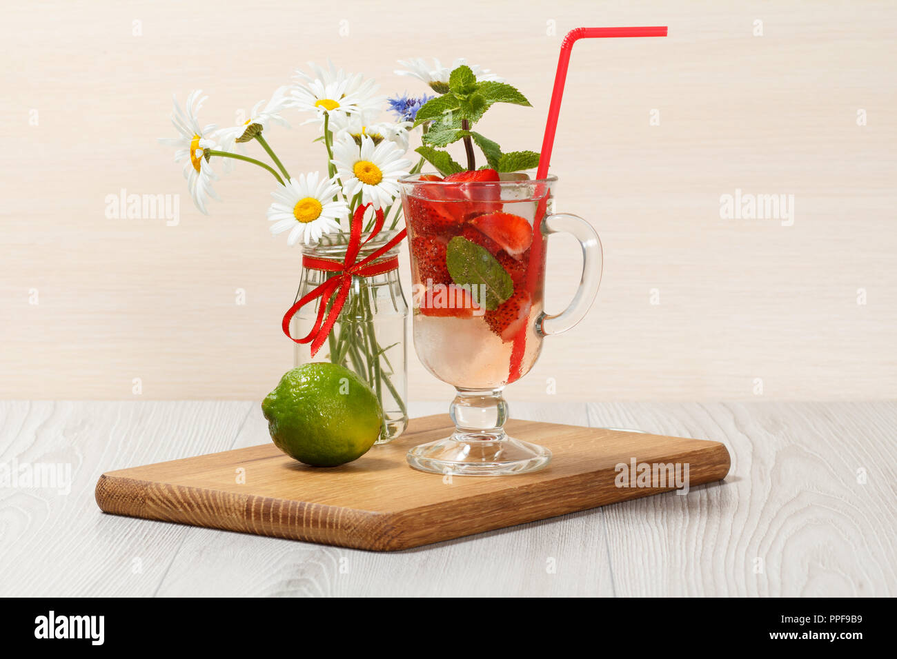 Kohlensäurehaltige Limonade mit Erdbeere und Minze auf einer hölzernen Schneidebrett, kalte Getränke für heiße Sommer Tag Stockfoto