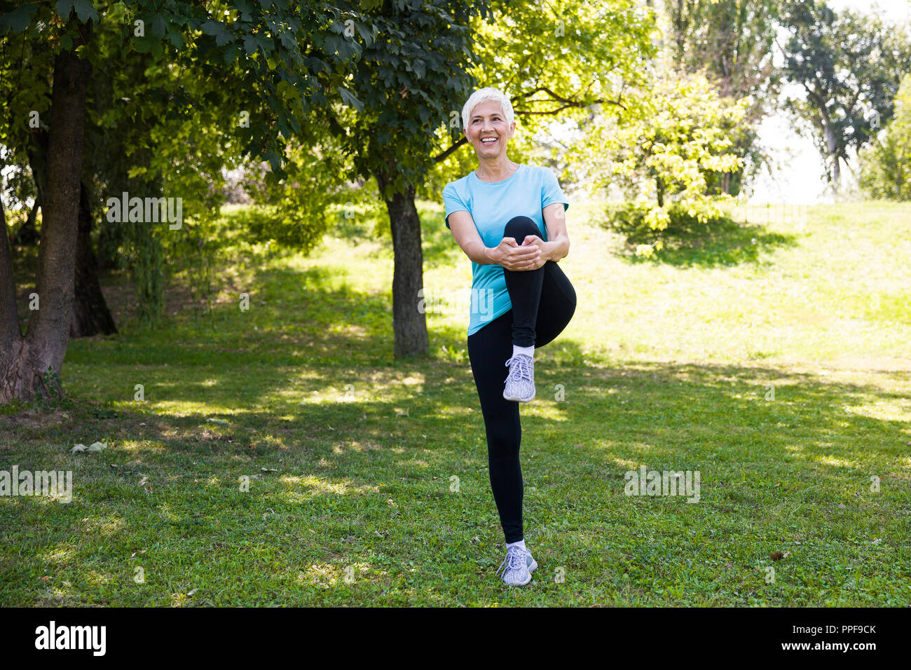 Portrait der älteren Frau, streching Übungen im Park Stockfoto