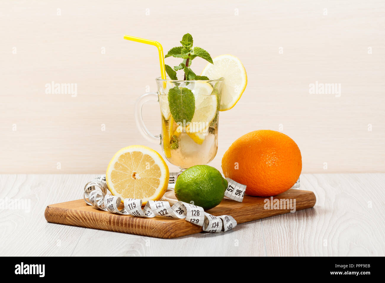 Kohlensäurehaltige Limonade mit Zitronenscheiben und Minze auf einer hölzernen Schneidebrett, kalte Getränke für heiße Sommer Tag Stockfoto