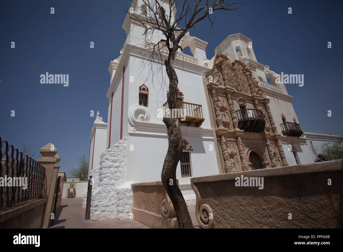 Kapelle von San Xavier del Bac. Spanischen Katholischen Mission in odham Indianerreservat der Tohono O'südlich von Tucson, Arizona. Jesuiten m Stockfoto