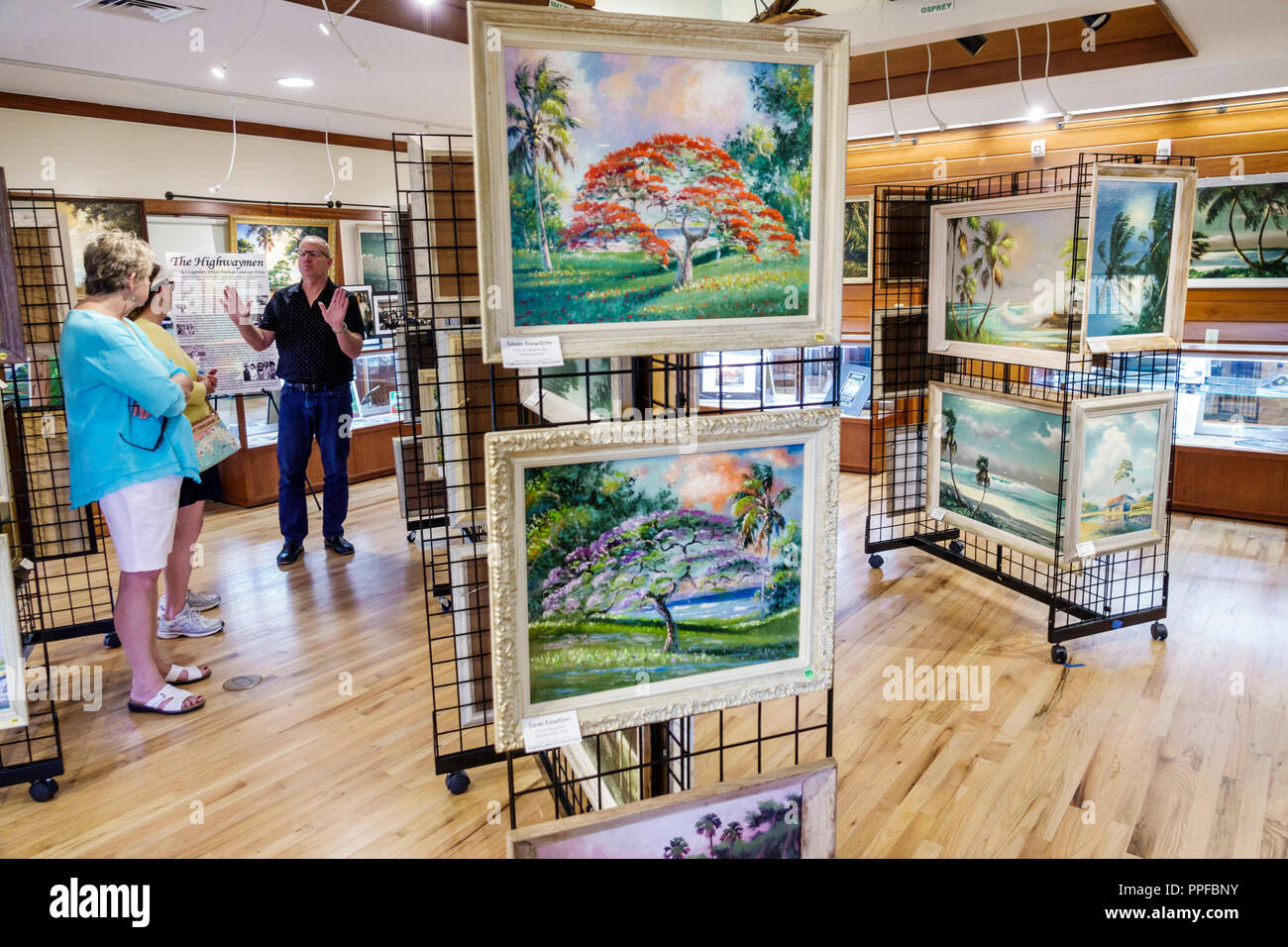 West Palm Beach Florida, grasbewachsene Gewässer erhalten, Florida Highwaymen Malerei Gemälde zeigen, Erwachsene Erwachsene Männer Männer männlich, Frau Frauen weibliche Dame, Paar, Klo Stockfoto
