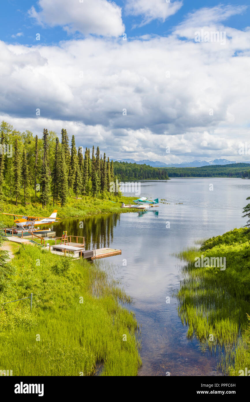 Wasserflugzeuge oder floatplanes auf kleinen See in Talkeetna, Alaska Stockfoto