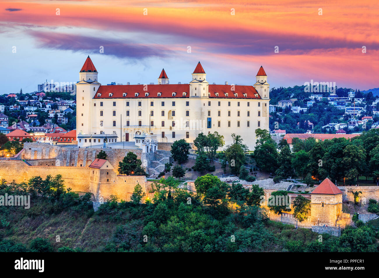 Bratislava, Slowakei. Blick auf die Burg von Bratislava auf den Sonnenuntergang. Stockfoto