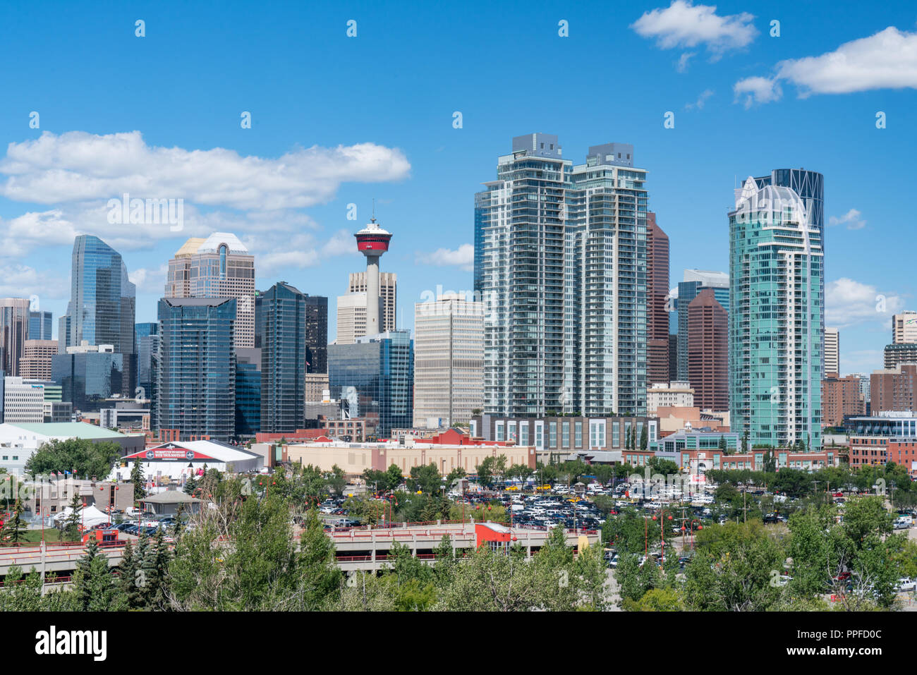 CALGARY, Kanada - 6. JULI 2018: Skyline der Stadt Calgary, Alberta, Kanada Stockfoto