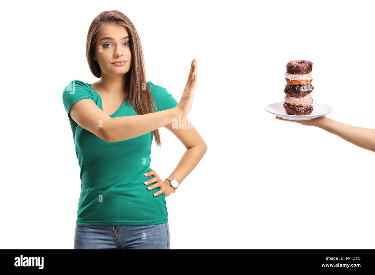 Junge Frau ablehnen, einen Teller mit Donuts auf weißem Hintergrund Stockfoto