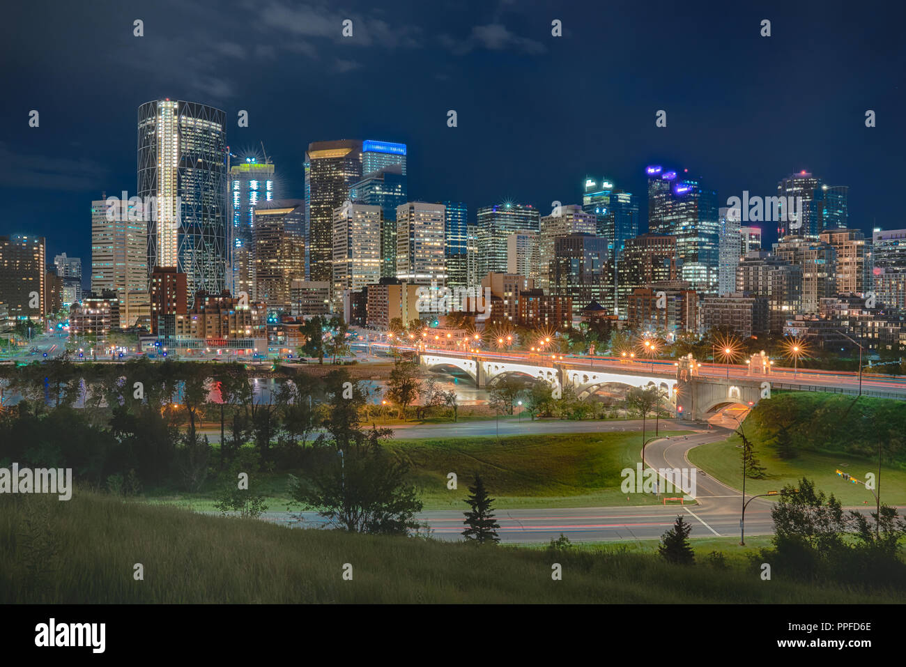 Die schöne Nacht Skyline von Calgary, Alberta, Kanada Stockfoto