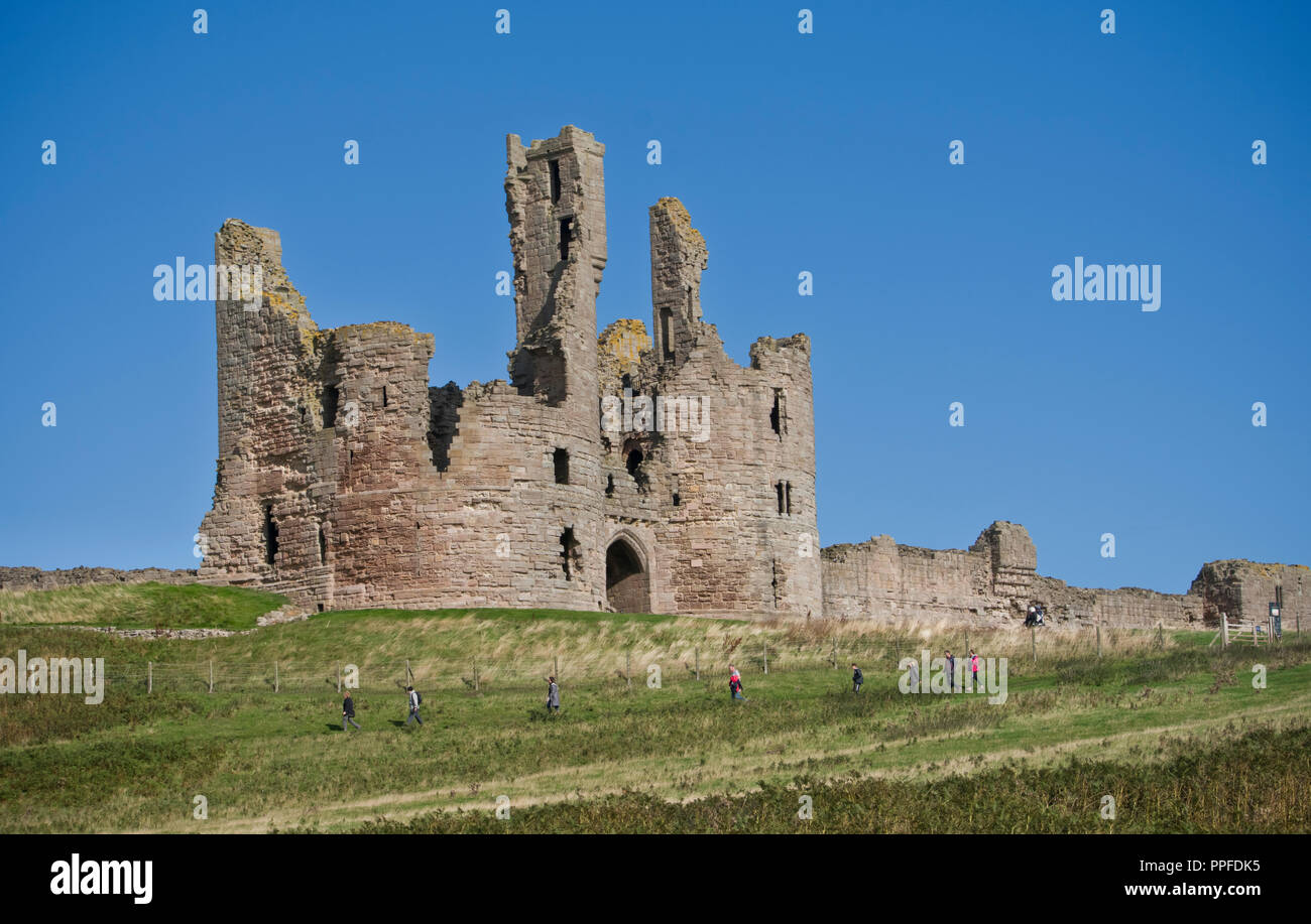 Dunstanburgh Castle in der Nähe von Craster, Küste von Northumberland, England Stockfoto