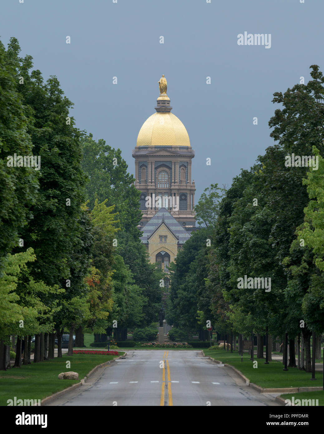 Main Verwaltungsgebäude (wie das Hauptgebäude oder die 'goldenen Kuppel") auf dem Campus der Universität von Notre Dame in South Bend, Indiana bekannt Stockfoto