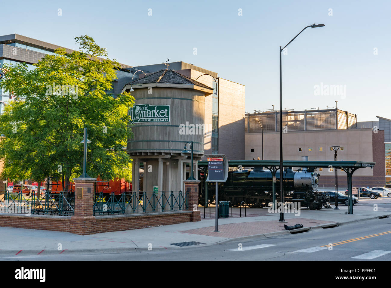 LINCOLN, NE - 10. Juli 2018: Eisenbahn Lokomotive und Wasserturm in der historischen Haymarket Viertel von Lincoln, Nebraska Stockfoto