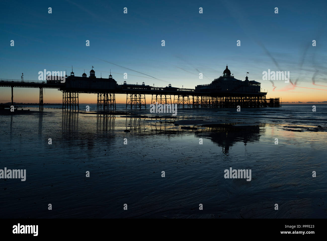 Am frühen Morgen in Eastbourne Pier, in der Grafschaft East Sussex, an der Südküste von England in Großbritannien. Stockfoto