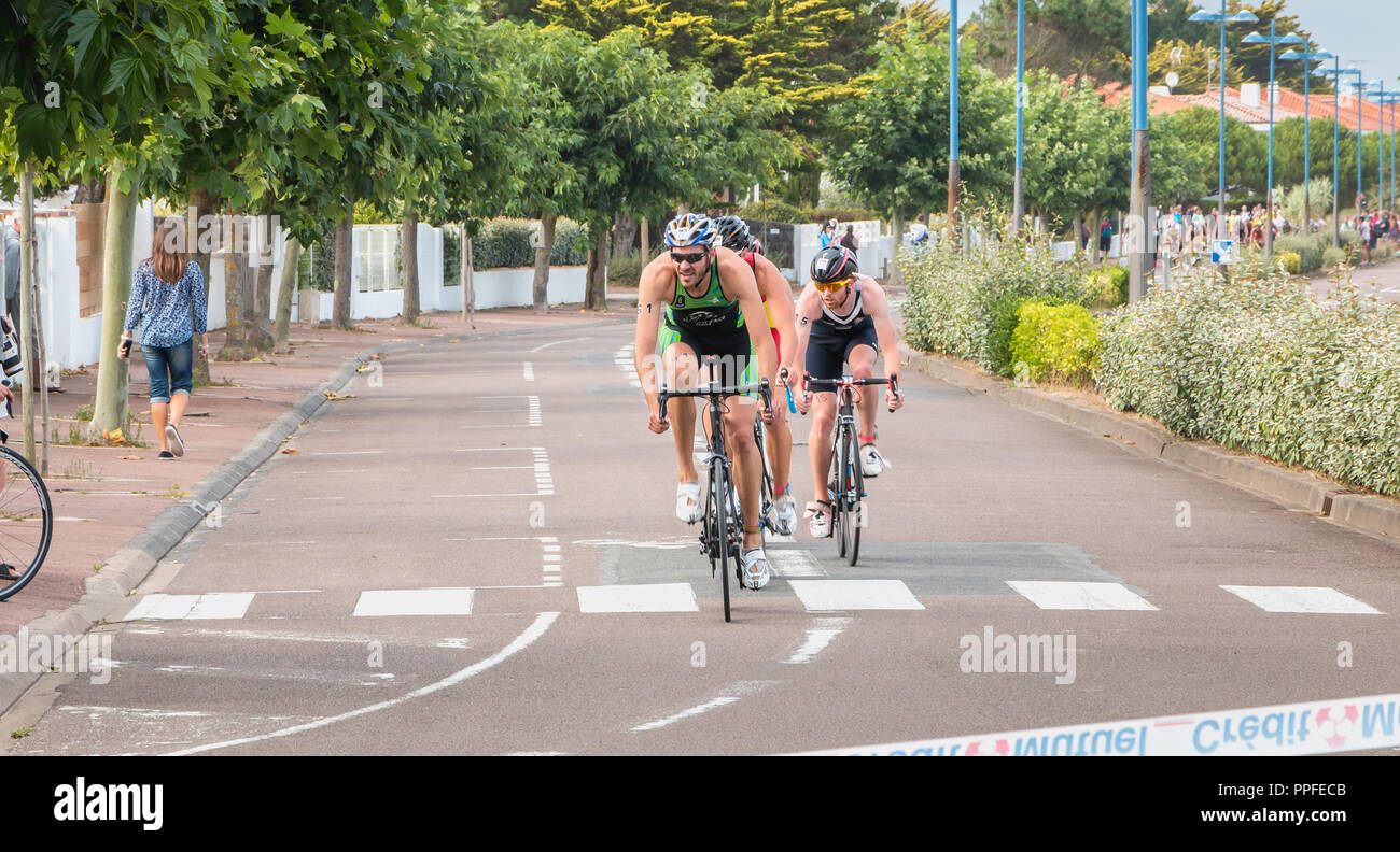 Saint Gilles Croix de Vie, Frankreich - 10. September 2016: Spitzenreiter in einer Kurve auf der letzten Triathlon Meisterschaft von Frankreich in der Kategorie D3 Stockfoto