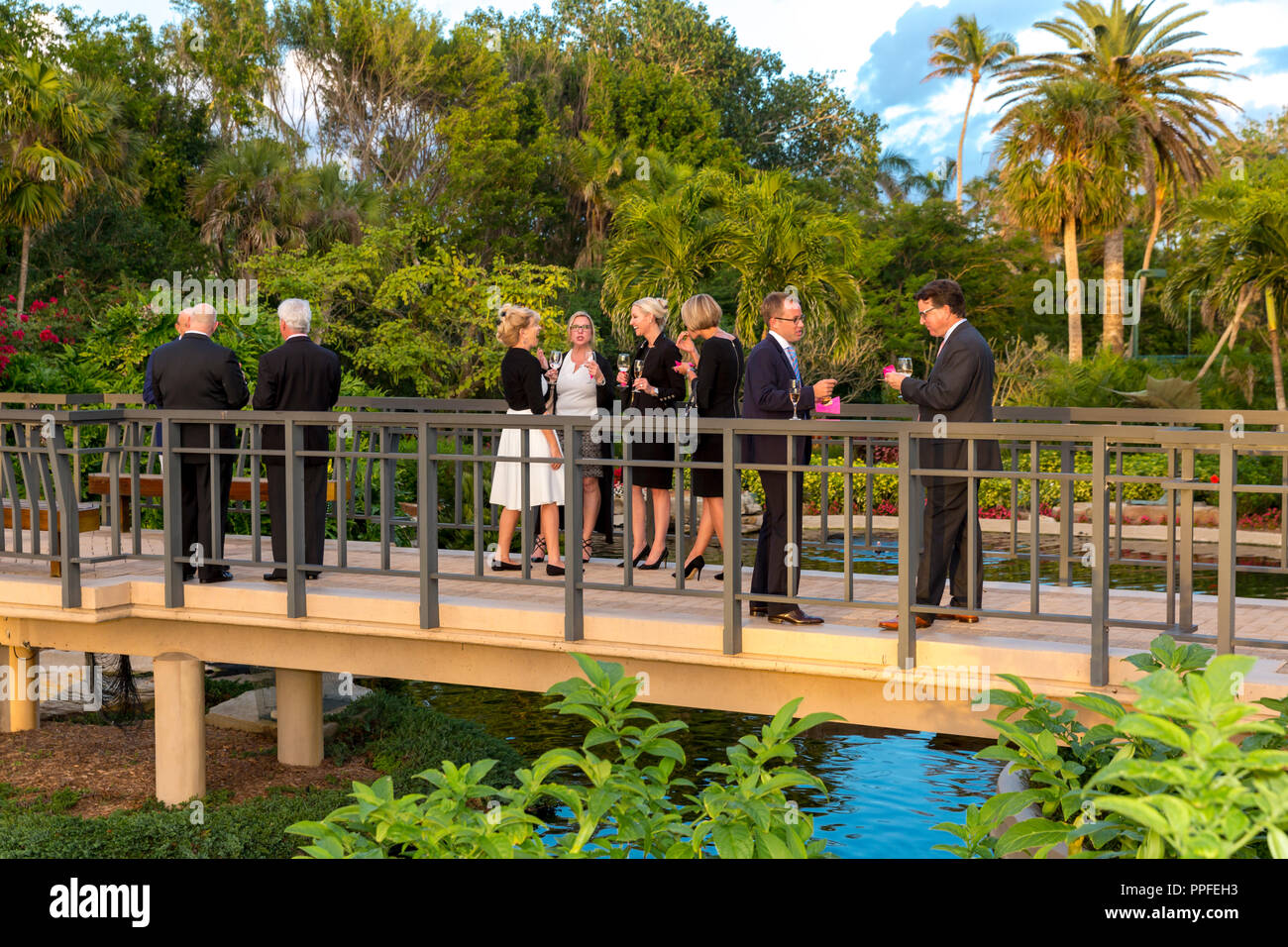 Gäste im Gespräch der Outdoor Garden Party, Naples, Florida, USA Stockfoto