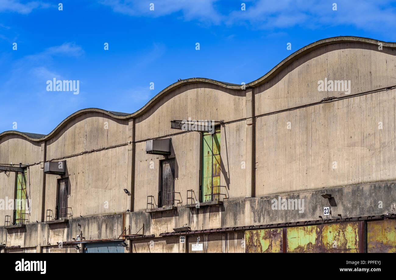 Geschwungene Dach Lagerhäusern entlang Huskisson Dock, Liverpool, Merseyside, UK. Stockfoto