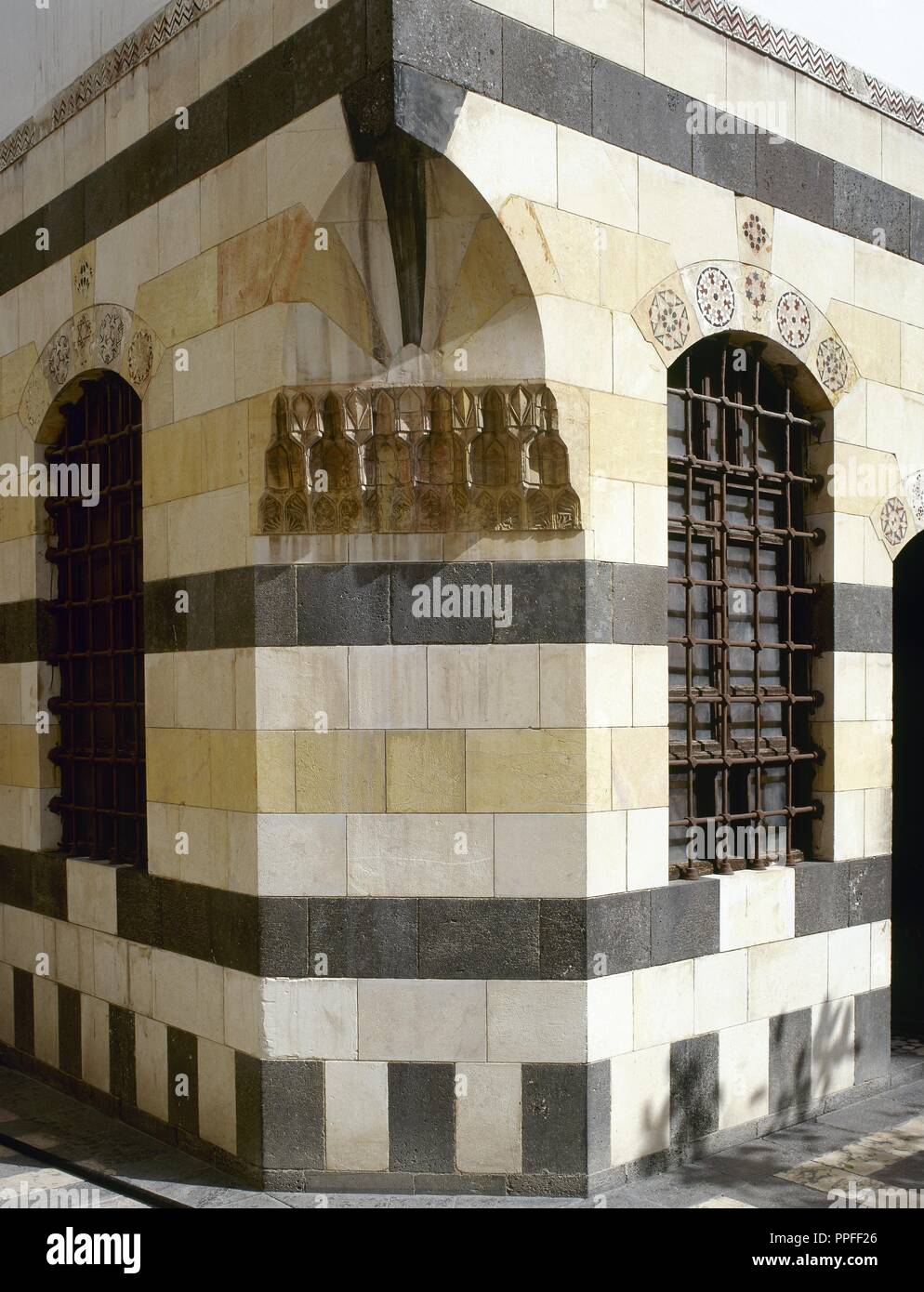 Syrien. Damaskus. (Antike Stadt). Azam Palast. Es wurde 1749-1752 gebaut. Private Residenz für As'ad Pasha al-Azm, Gouverneur von Damaskus. Im osmanischen Stil. Architektonisches detail. Mauerwerk in der Fassade. Stockfoto