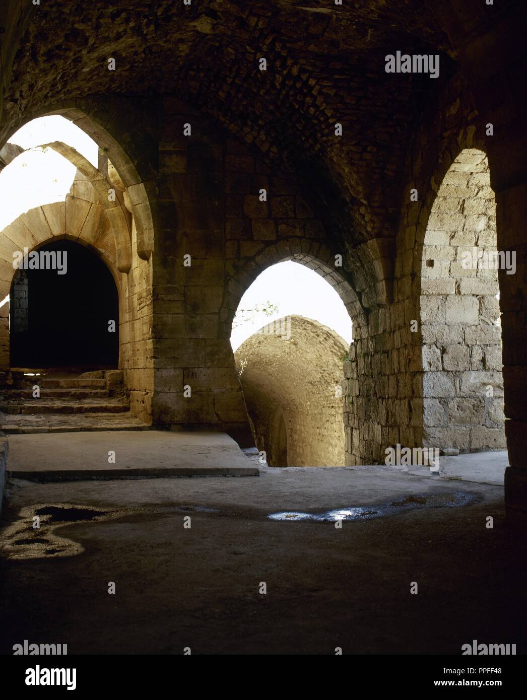 Syrien. Talkalakh Bezirk, Krak des Chevaliers. Crusader Castle, die unter der Kontrolle des Johanniter Ritter (1142-1271) während der Kreuzzüge in das Heilige Land, fiel in die Arabischen Steuerung im 13. Jahrhundert. Eingang Rampe. Foto vor dem syrischen Bürgerkrieg. Stockfoto