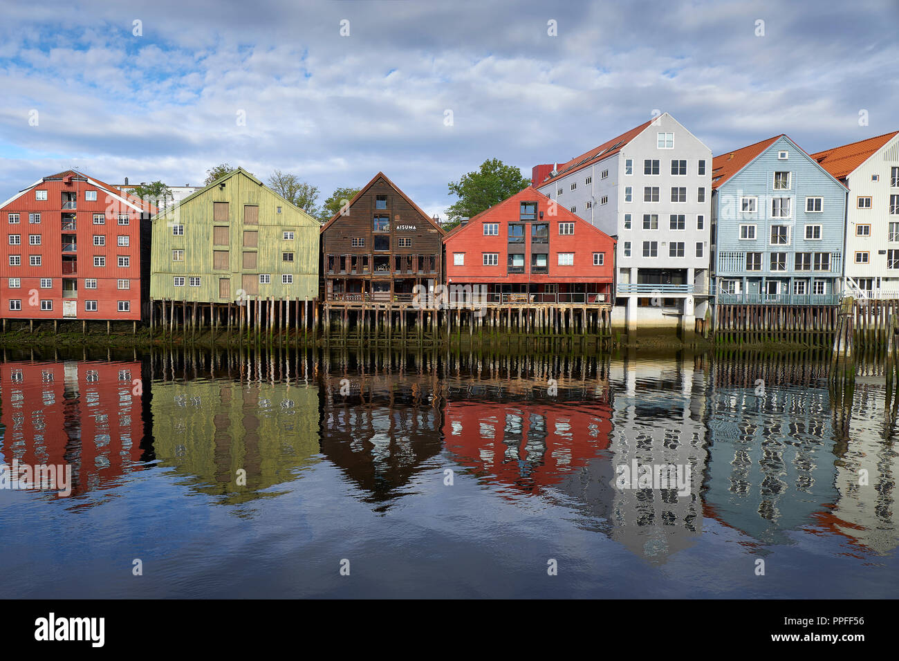 Historische Holz- Lager an den Ufern des Flusses Nidelva In den Historic District, Trøndelag Trondheim, Norwegen. Stockfoto