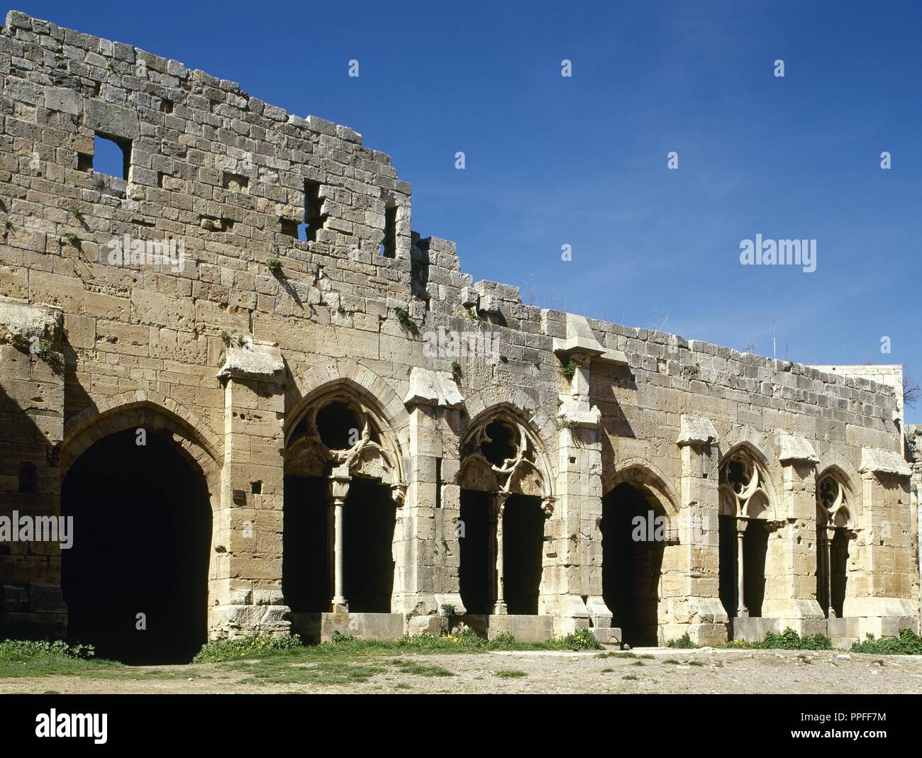 Syrien. Talkalakh Bezirk, Krak des Chevaliers. Crusader Castle, die unter der Kontrolle des Johanniter Ritter (1142-1271) während der Kreuzzüge in das Heilige Land, fiel in die Arabischen Steuerung im 13. Jahrhundert. Teilweise mit Blick auf den Saal und Galerie. Foto vor dem syrischen Bürgerkrieg. Stockfoto