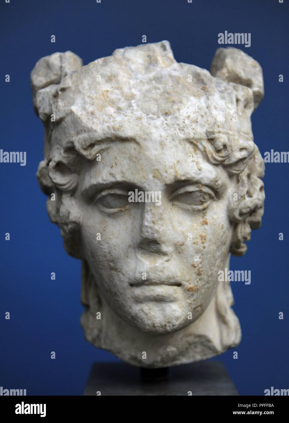 Athena Parthenos. Amelia, Italien. AD 100-150. Büste. Marmor. Die Göttin trägt einen Helm, gekrönt von einer Sphinx, flankiert von geflügelten Pferde. Es ist eine Kopie der gold und Elfenbein Statue von Phidias ursprünglich in den Parthenon auf der Athener Akropolis. Ny Carlsberg Glyptotek. Kopenhagen, Dänemark. Stockfoto