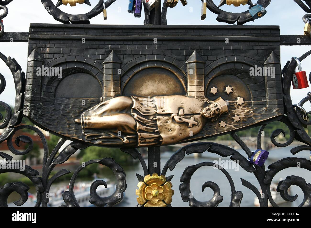 St. Johannes von Nepomuk (1345-1393). Nationale Saint. Relief, der Ort, an dem in den Fluss im Auftrag von König Wenzel IV. von Böhmen. Charles Brücke geworfen wurde. Prag. Der Tschechischen Republik. Stockfoto