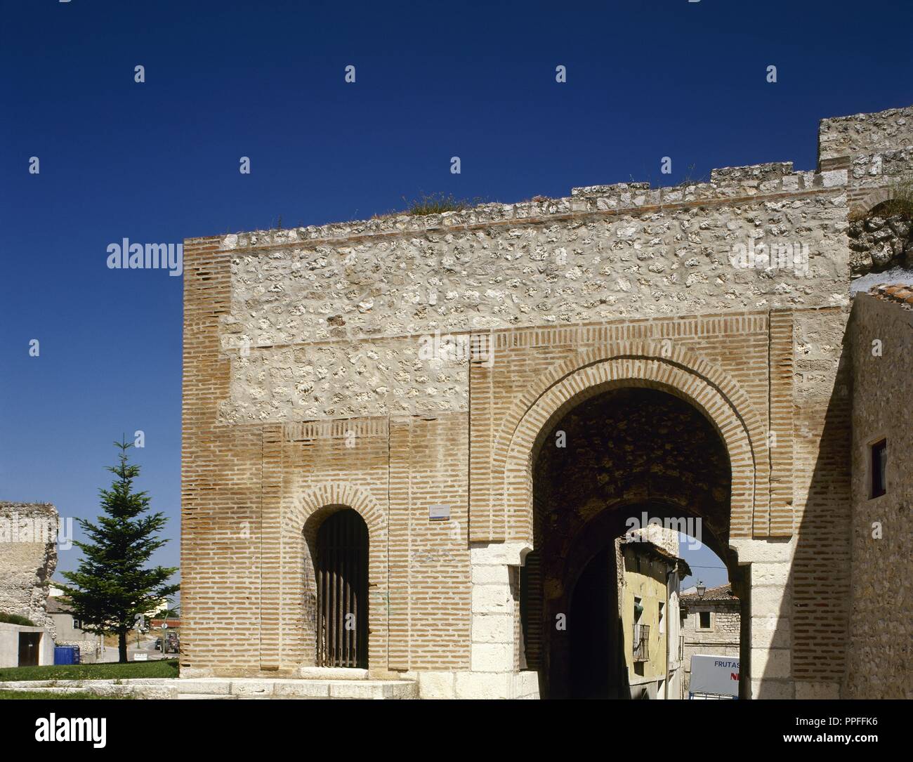 Cuellar, Provinz Segovia, Kastilien und Leon, Spanien. Tor des heiligen Basilius. Der Einzige der Wände, die seit der letzten Änderungen durchgeführt durch die Herzöge von Alburquerque erhalten geblieben ist. Ursprünglich war das Tor der Robledo genannt. Toledo - Typ maurische Architektur, aus dem 11. Jahrhundert. Stockfoto