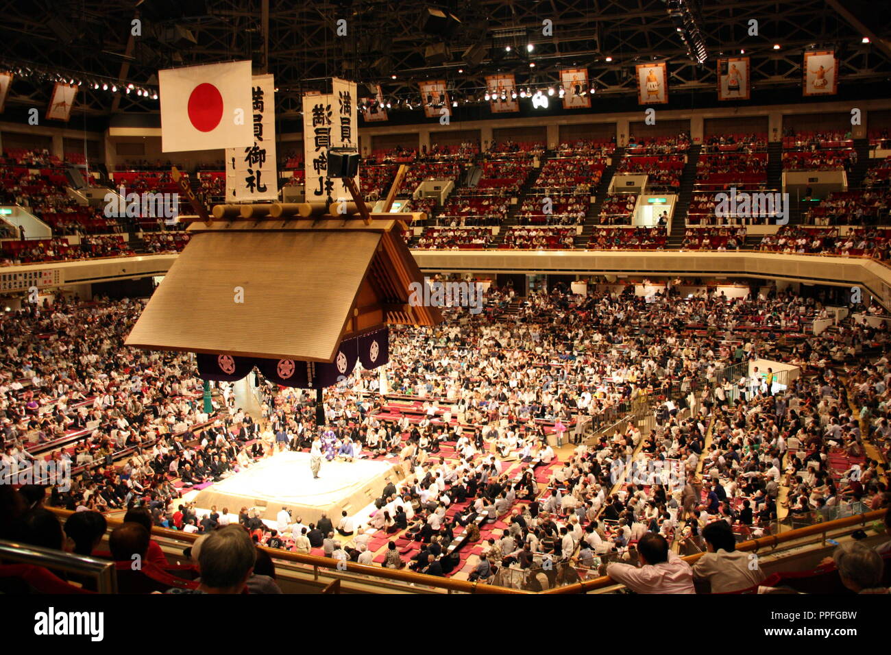 Sumo Ringen an der Ryōgoku-Brücke Kokugikan in Tokyo, Japan Stockfoto