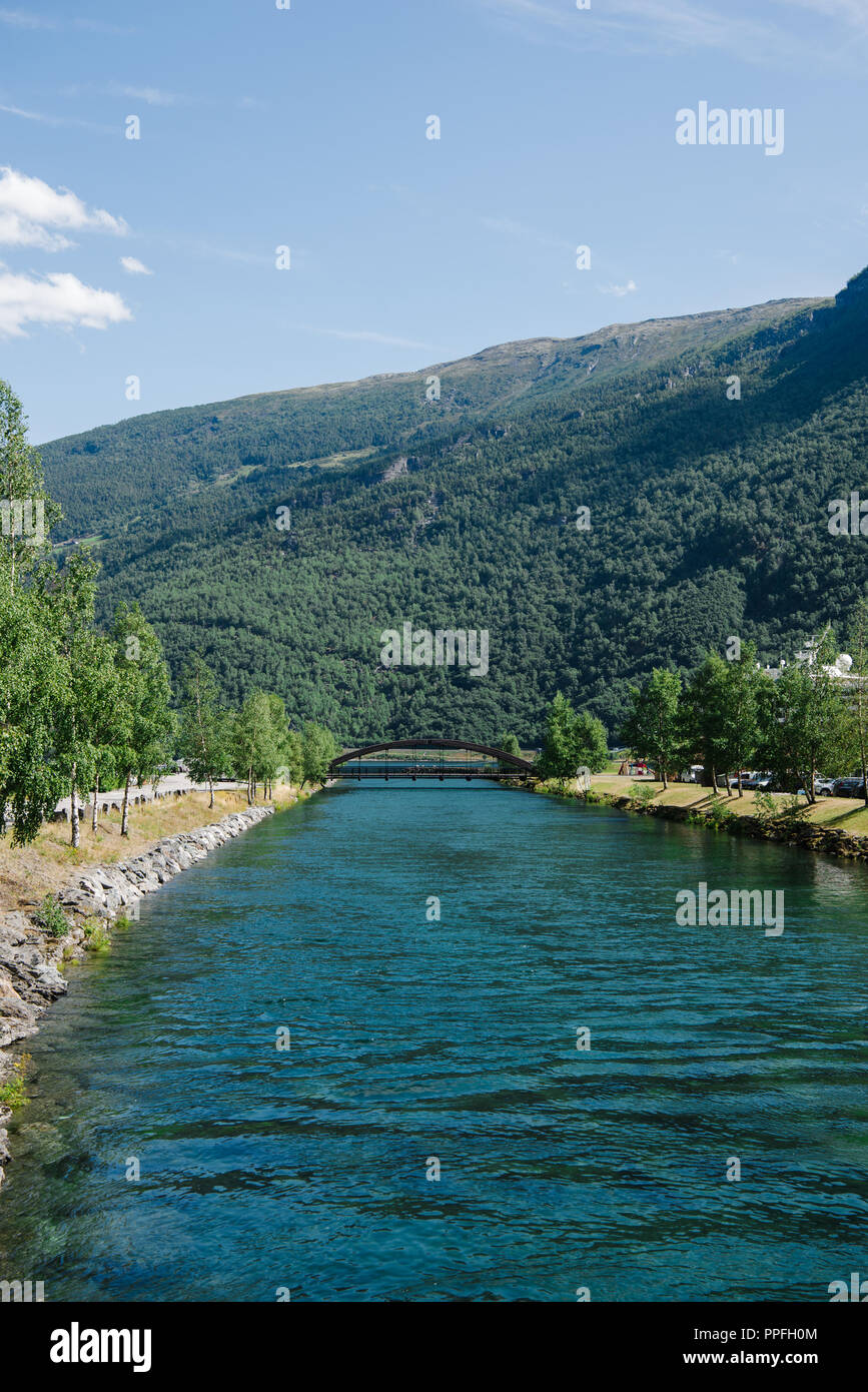Schöne Landschaft mit Bergen und majestätischen Fjord, Gudvangen, Neirofjord, Norwegen Stockfoto