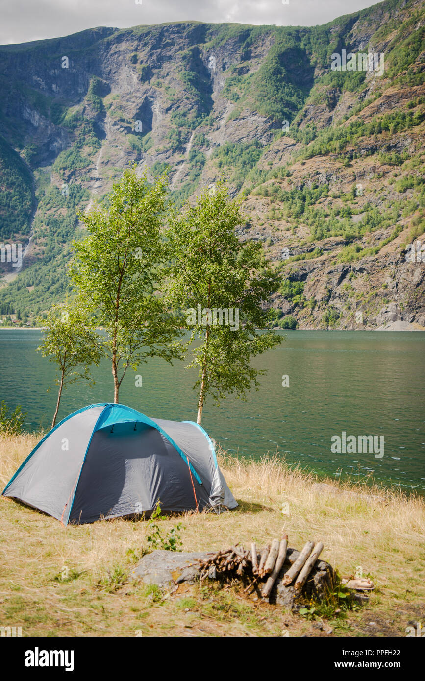 Touristische Zelt und Stapel von Brennholz in Zelten in der Nähe von wunderschönen Aurlandsfjord, Flam (Aurlandsfjorden), Norwegen Stockfoto