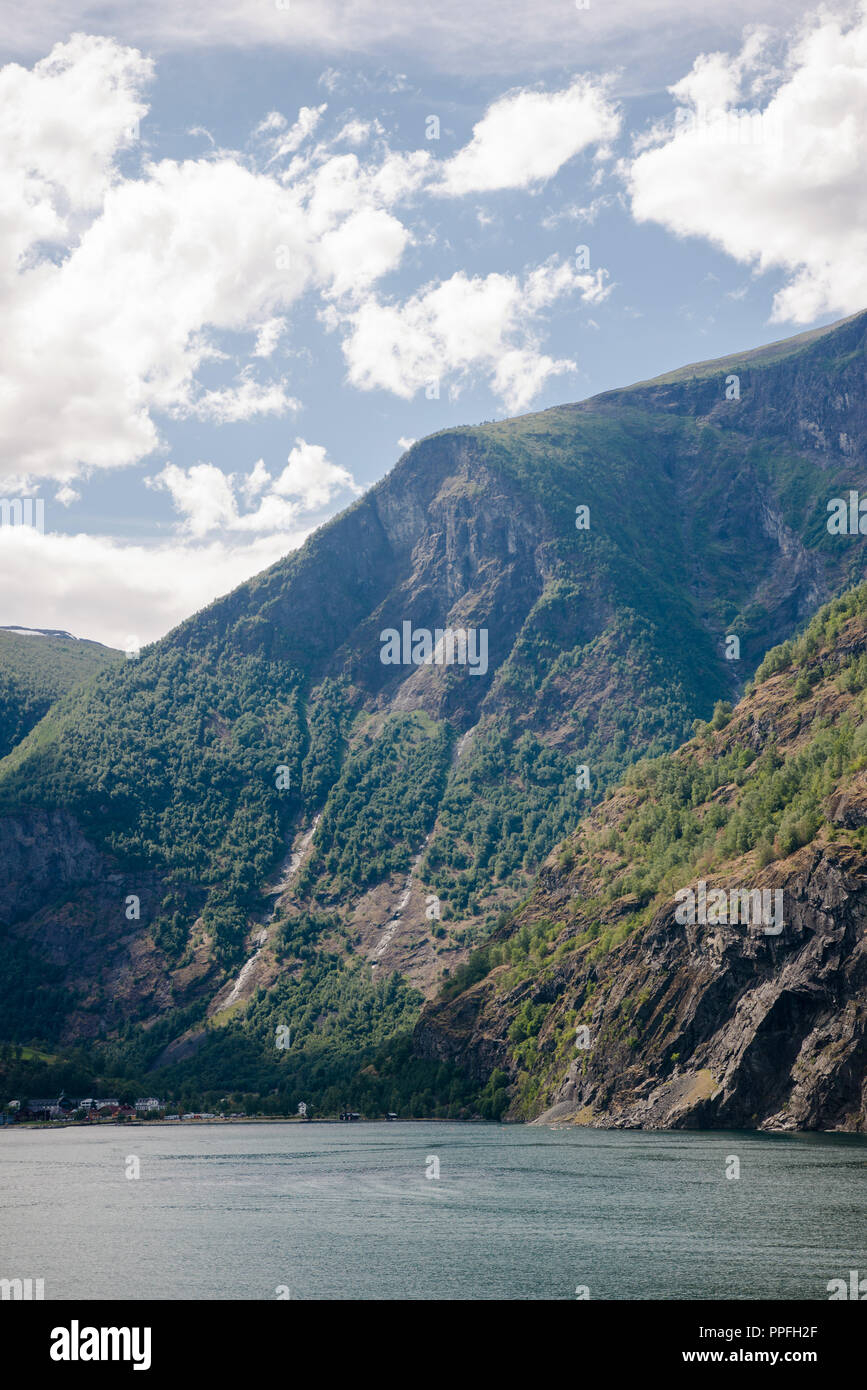 Majestätische Berge und ruhigen Wasser der Förde, Aurlandsfjord, Flam (Aurlandsfjorden), Norwegen Stockfoto
