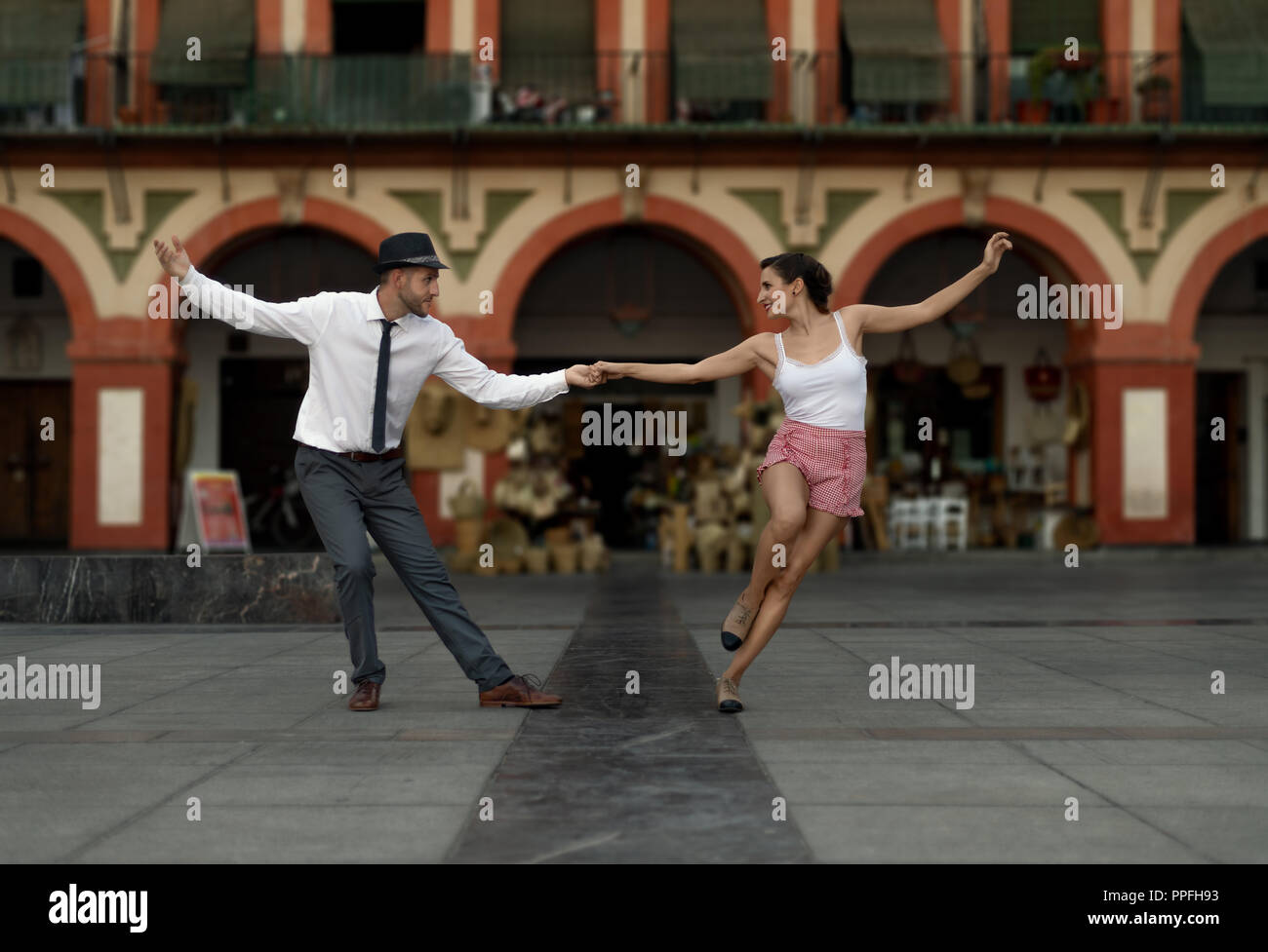Paar tanzen Lindy Hop glücklich in und Spanischen Platz. Stockfoto