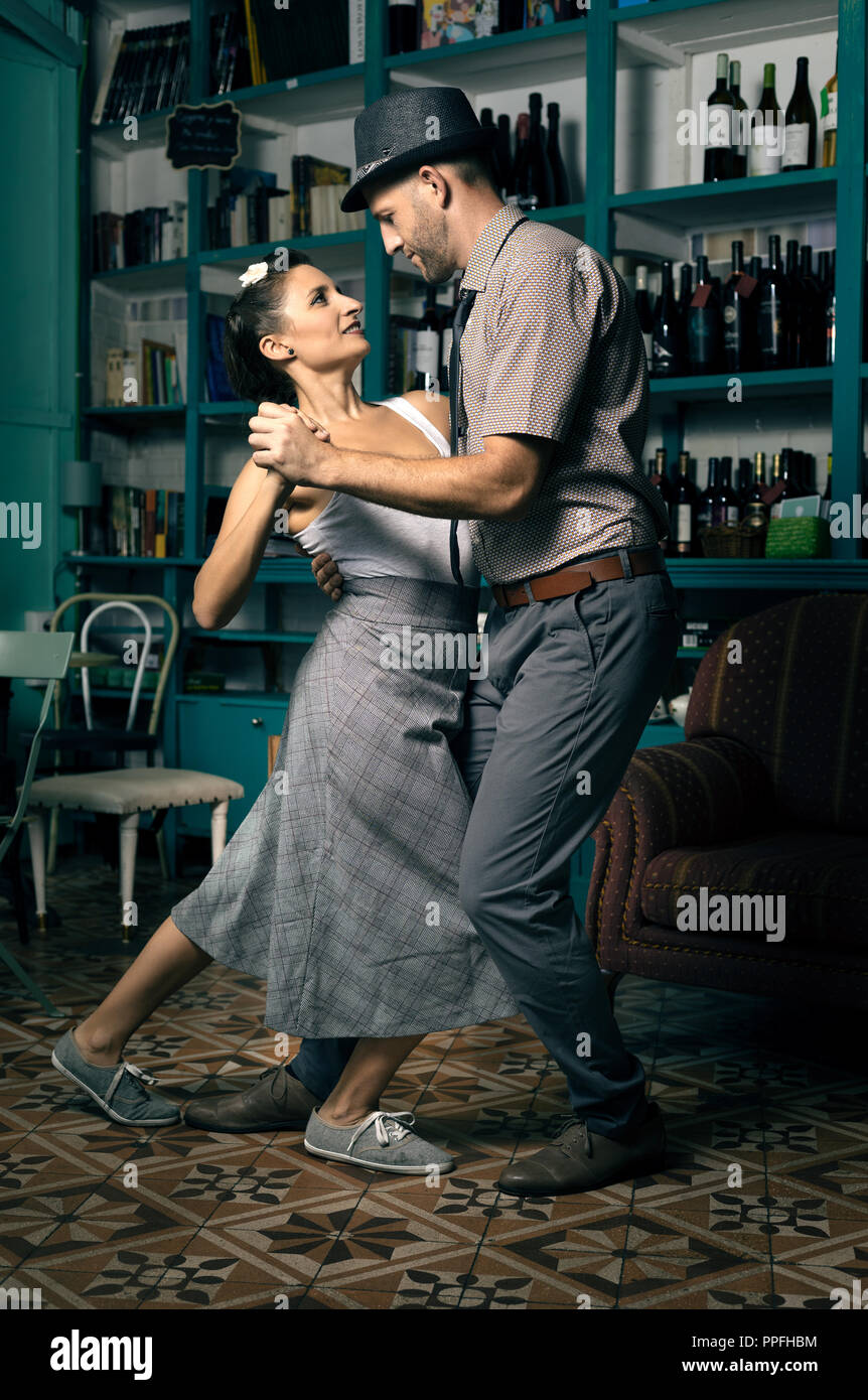 Zwei Liebende Tango tanzen Stil in einem vintage Kaffee Zimmer. Stockfoto