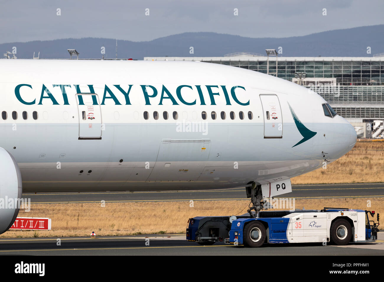 Cathay Pacific Boeing 777-300mit Registrierung B-KPQ zu Terminal am Flughafen Frankfurt geschleppt wird. Stockfoto