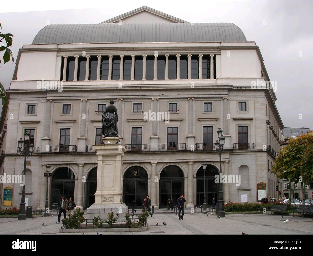 PLAZA DE ISABEL II - TEATRO REAL DE MADRID Y ESTATUA de Isabel II. Autor: LOPEZ AGUADO ANTONIO/MORENO CUSTODIO. Lage: HOFTHEATER, KOENIGLICHES. MADRID. Spanien. Stockfoto
