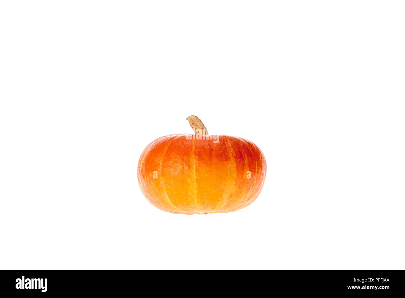Eine orange herbstliche Kürbis isoliert auf weißem Stockfoto