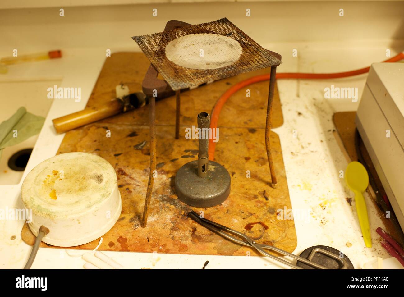 Chemie mit einem bunsenbrenner in einer weiterführenden Schule Science Lab experiment Stockfoto