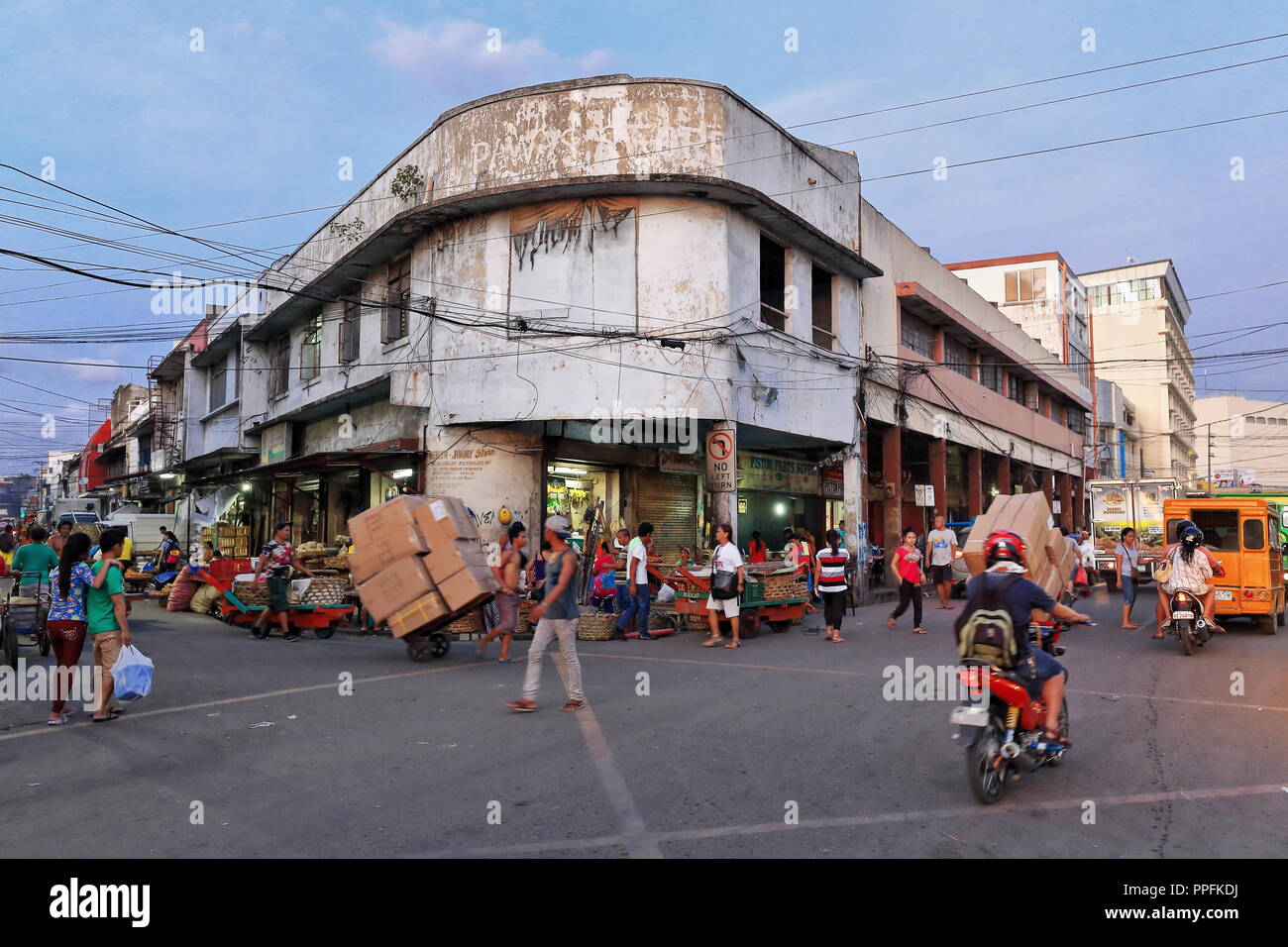 Cebu, Philippines-October 18, 2016: Straße Stände füllen die Vorfahrt am Fuße des kommerziellen Gebäude CO2-Markt. Älteste - der größte Bauernmarkt Stockfoto