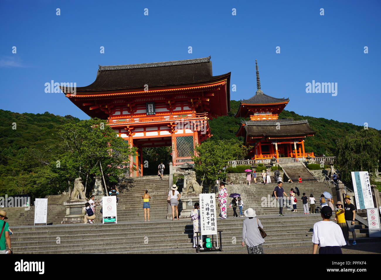 Kyoto, Japan - August 01, 2018: Nio-mon Tor von Deva Könige auf der linken und die Orkb-mon West Gate und drei stöckige Pagode auf dem Recht der Kiyomizu-der Stockfoto