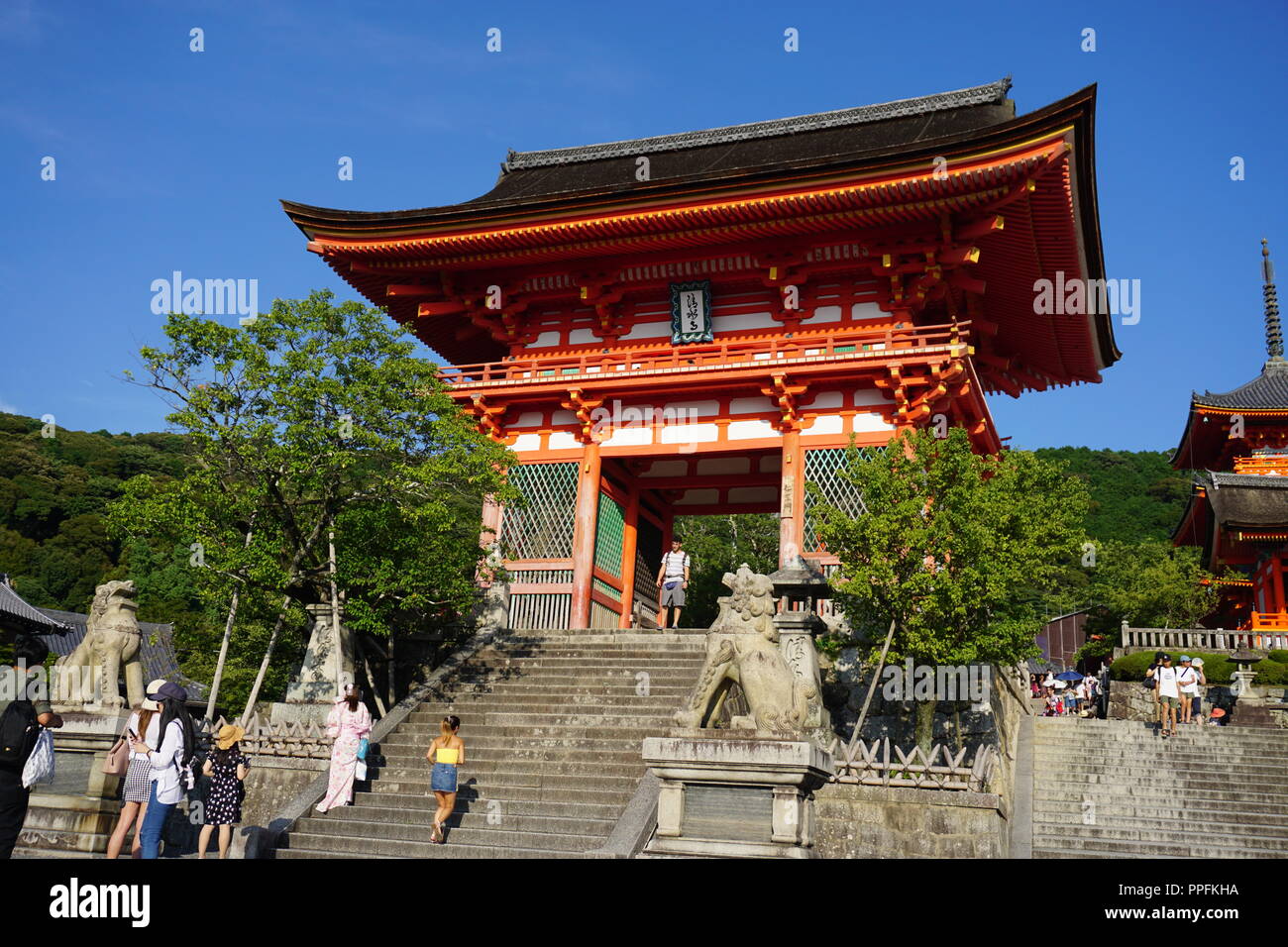 Kyoto, Japan - August 01, 2018: Die Nio-mon Tor von Deva Könige der Kiyomizu-dera Buddhistischen Tempel, ein UNESCO-Weltkulturerbe. Foto: Geo Stockfoto