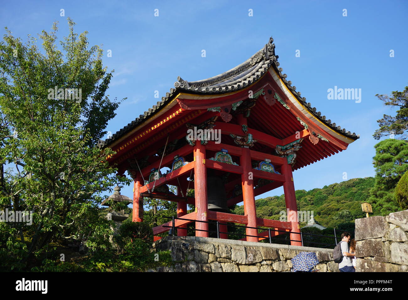 Kyoto, Japan - August 01, 2018: Die Shoryo (Wachturm) Gebäude der Kiyomizu-dera Buddhistischen Tempel, ein UNESCO-Weltkulturerbe. Foto: Georg Stockfoto