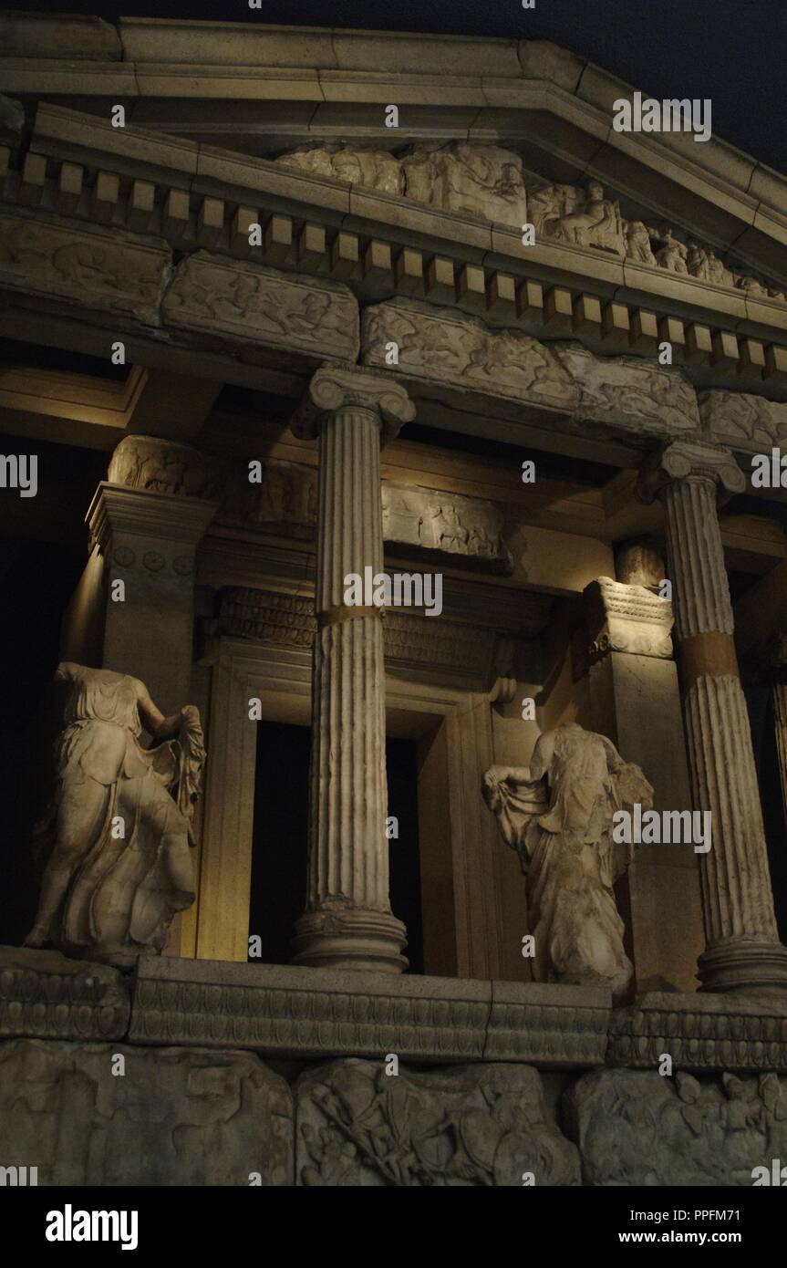 Neried Denkmal. Geformtes Grab von Xanthos. Klassik Lykien. Kinik, Provinz Antalya, Türkei. Jahrhundert v. Chr. gebaut. Grab für Arbinas. Rekonstruierte Fassade des Denkmals. British Museum. London. Stockfoto