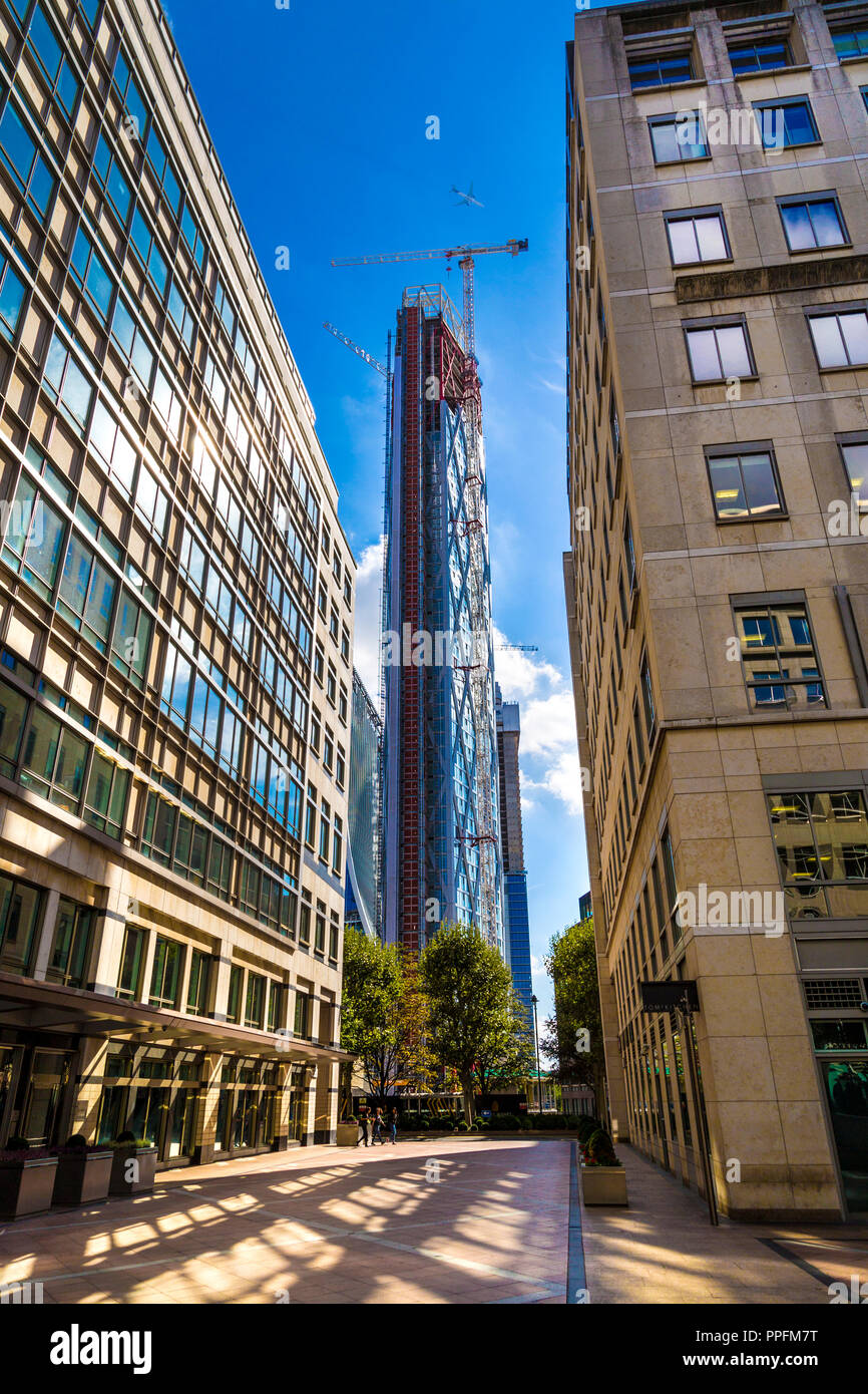 Columbus Innenhof und Blick auf den Bau von Neufundland, Neue wohnwolkenkratzer in Canary Wharf, London, Großbritannien Stockfoto