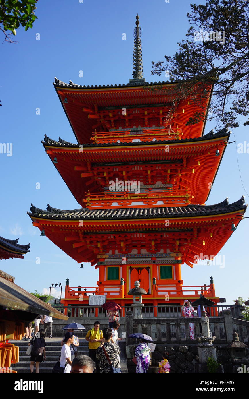 Kyoto, Japan - August 01, 2018: Die drei stöckige Pagode der Kiyomizu-dera Buddhistischen Tempel, ein UNESCO-Weltkulturerbe. Foto: Georg Stockfoto