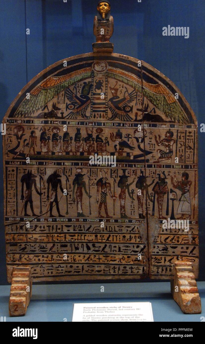 Holz- Stele von Neswy mit seinen Ba an der Spitze gemalt. Die Szenen gezeigt, in horizontalen Bändern angeordnet, von oben nach unten - die geflügelte Sonnenscheibe durch den Göttinnen Nekhbet und Wadket als Schlangen und Anubis als Schakal flankiert; die Verstorbenen anbeten Gott der Sonne und andere Gottheiten in der Solar Boot; die Verstorbenen vor Osiris, Isis, Nephthys Horus, Hathor, Anubis und Wenawet. Der frühen Ptolemäerzeit. 3. Jahrhundert v. Chr.. Wahrscheinlich von Theben. British Museum. London. Vereinigtes Königreich. Stockfoto