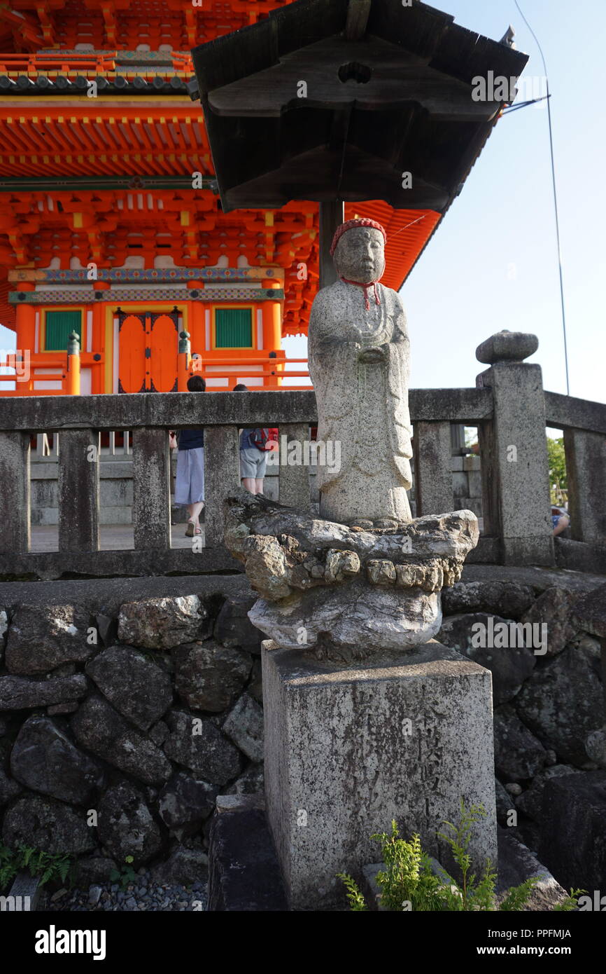 Kyoto, Japan - August 01, 2018: Buddhistischen Jizo Abbildung mit den drei stöckige Pagode im Hintergrund bei der Kiyomizu-dera buddhistischen Tempel, ein UNESCO nicht Stockfoto