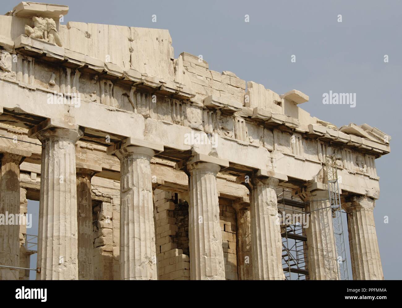 Griechenland. Athen. Parthenon. 447-438 v. Chr. im dorischen Stil unter der Führung des Perikles. Das Gebäude wurde von den Architekten und Ictinos Callicrates konzipiert. Akropolis. Stockfoto